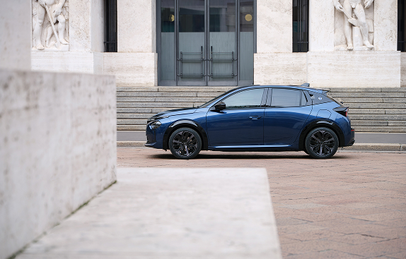 Vue latérale Lancia Ypsilon Hybride sur route - Lancia FR