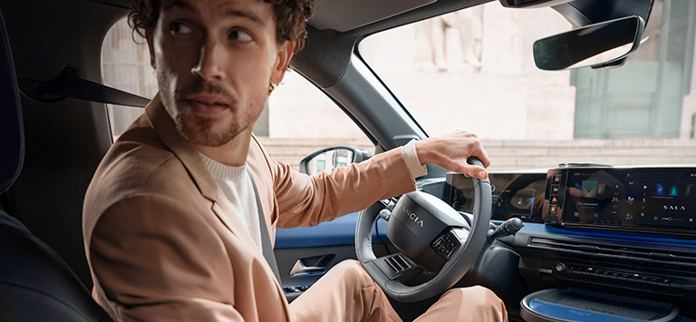 Un homme se gare. Lancia Glass package